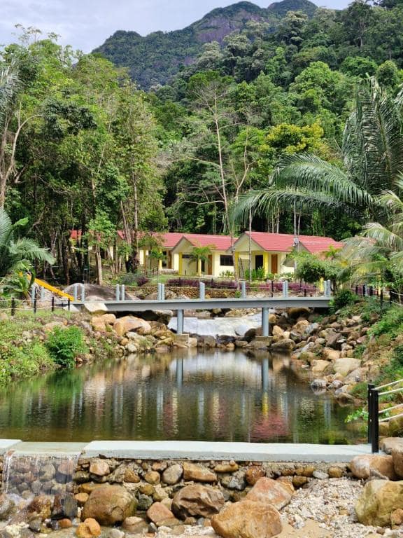 Chalets by the natural pond & mountains