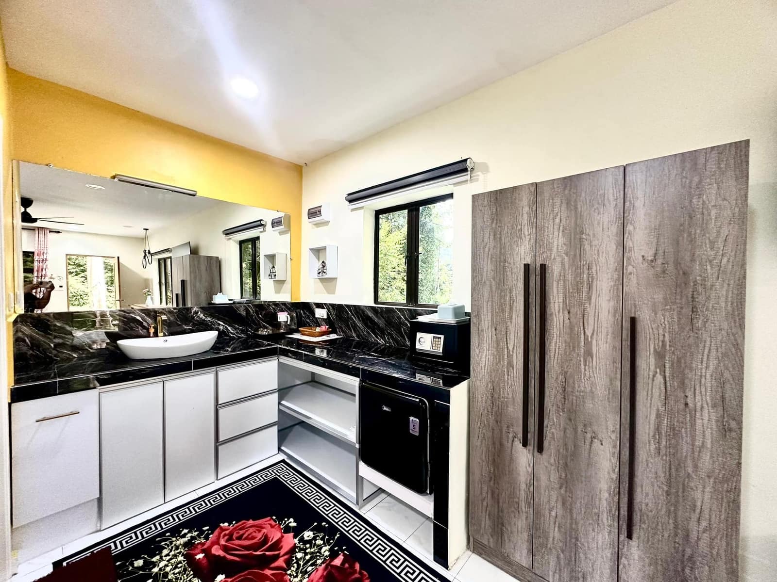 Kitchenette & Vanity