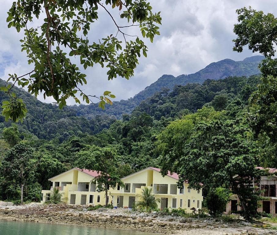 Oceanfront villas by the sea & mountains